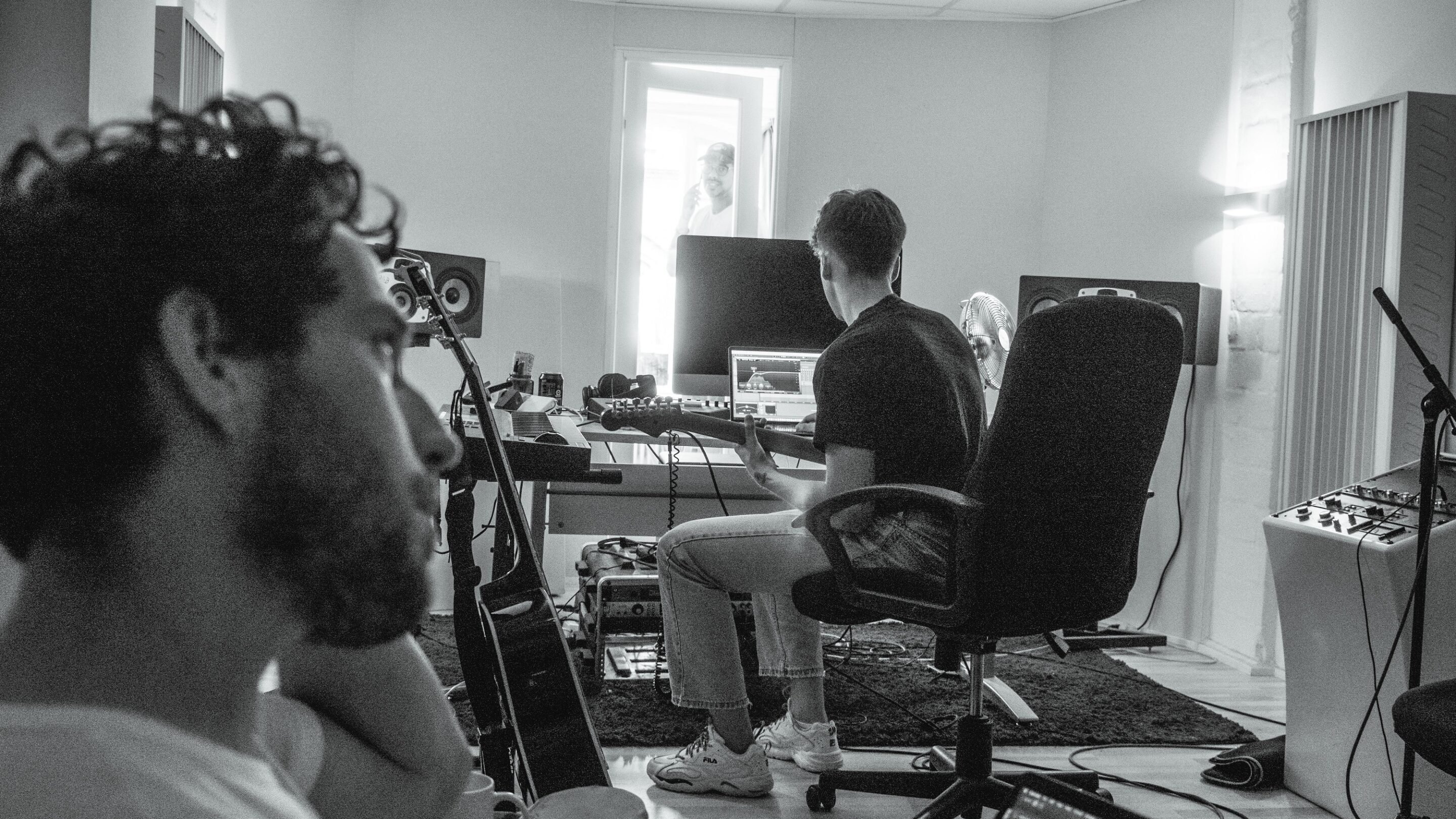 Et sort/hvidt foto af to mænd i et optagestudie på sangskrivercampen.