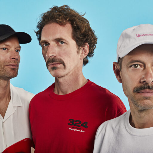 Tre mænd med overskæg, Jeppe Kjellberg og SEO-eksperter, der står ved siden af hinanden.