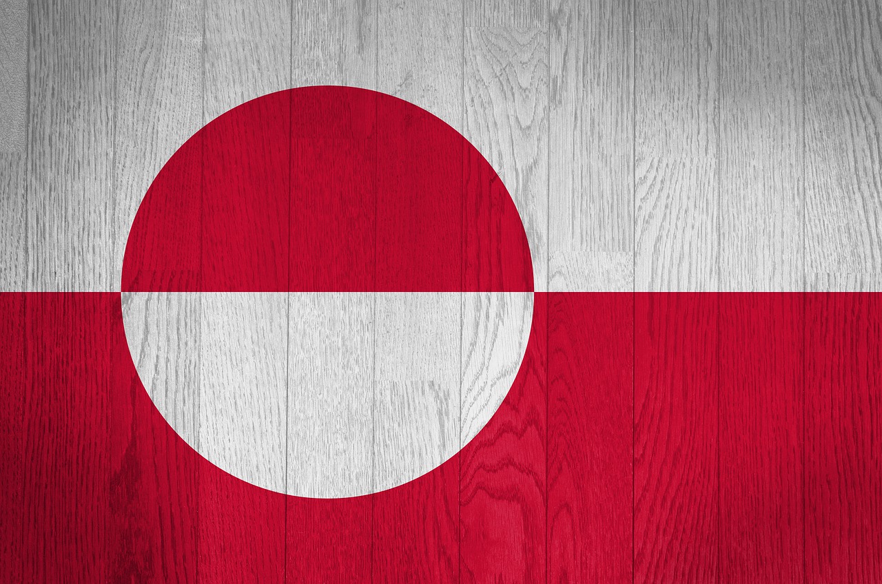 Norges flag stolt vist på en træbaggrund.