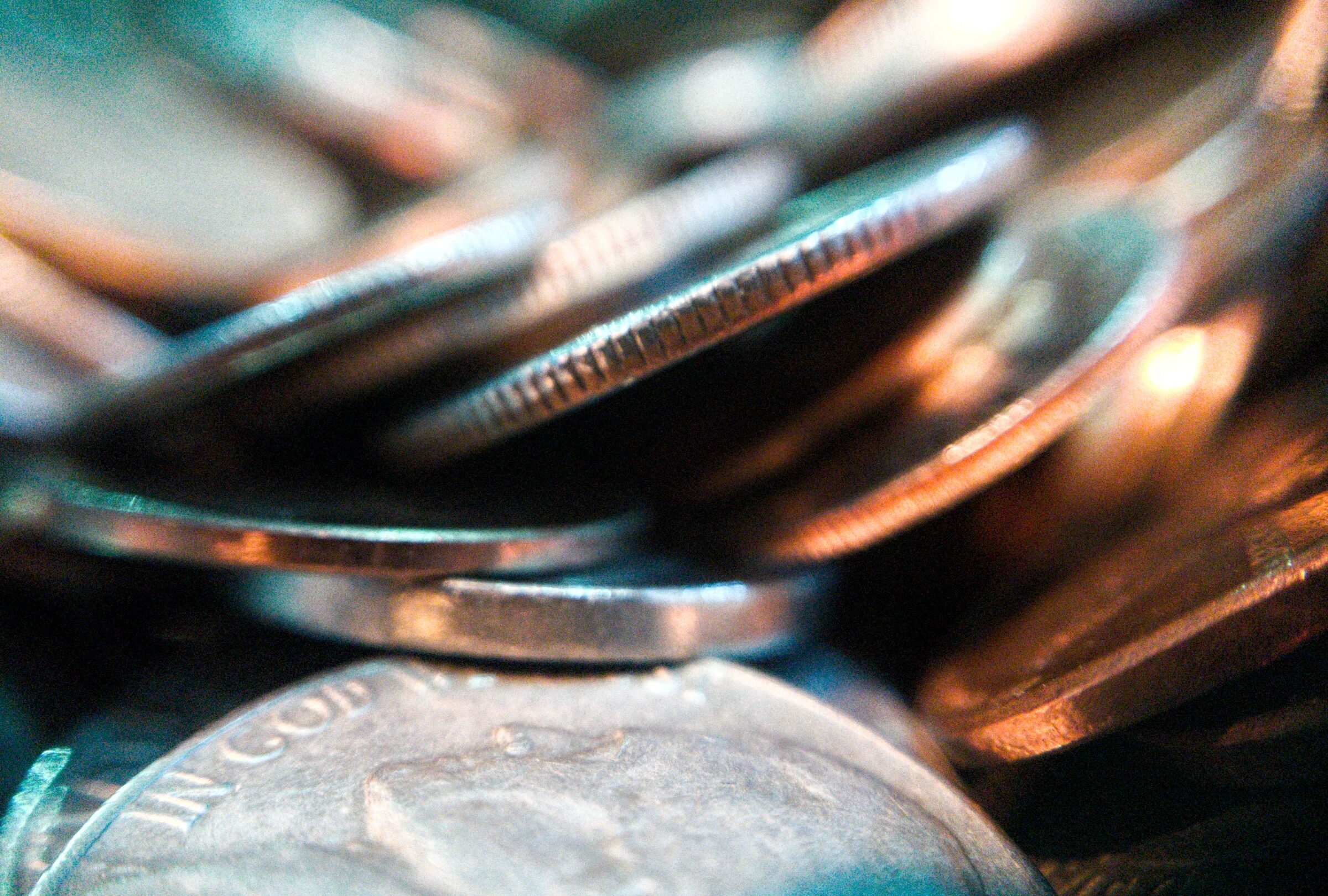 Et nærbillede af en bunke mønter, der viser betalingsmodellen.