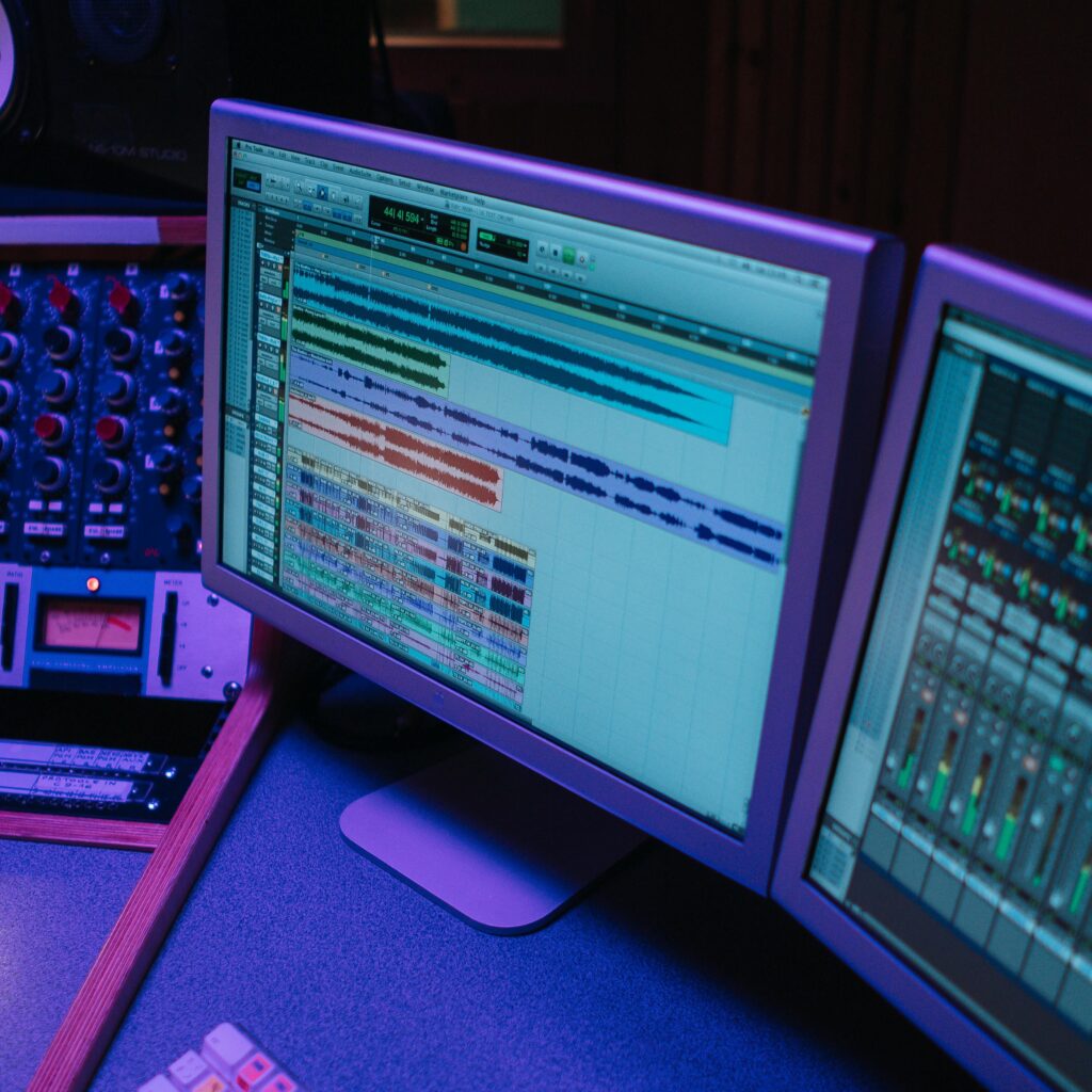 En computerskærm med lydmixer og knapper til musikproduktion.