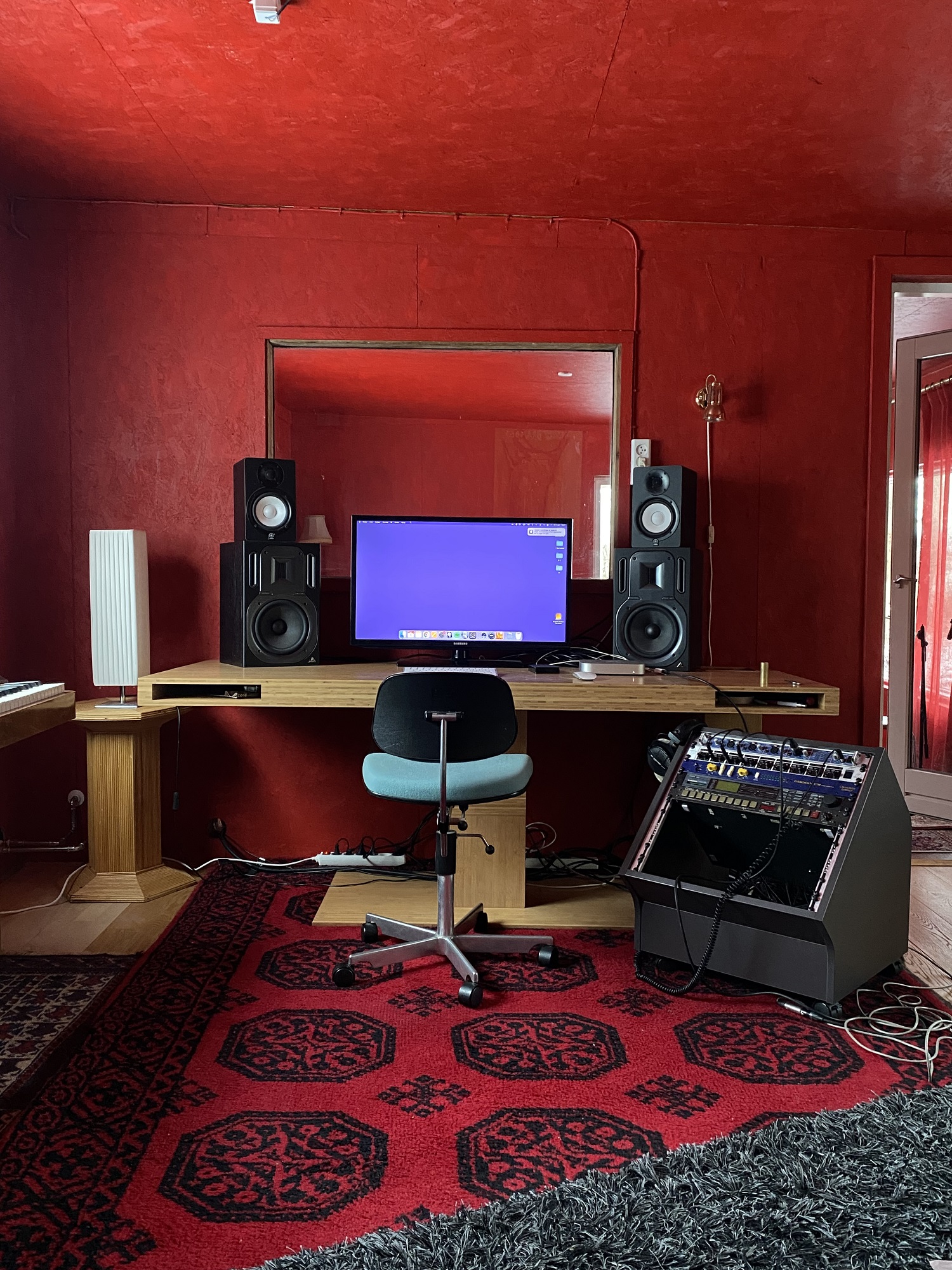 Et optagestudie med skrivebord, højttalere og monitor i Kaninhullet.