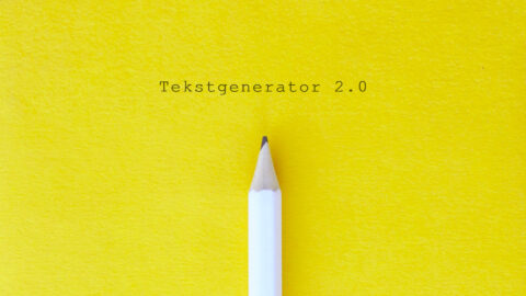 En hvid blyant på en lys gul baggrund med teksten "Automatisk kladde 2.0" trykt over.