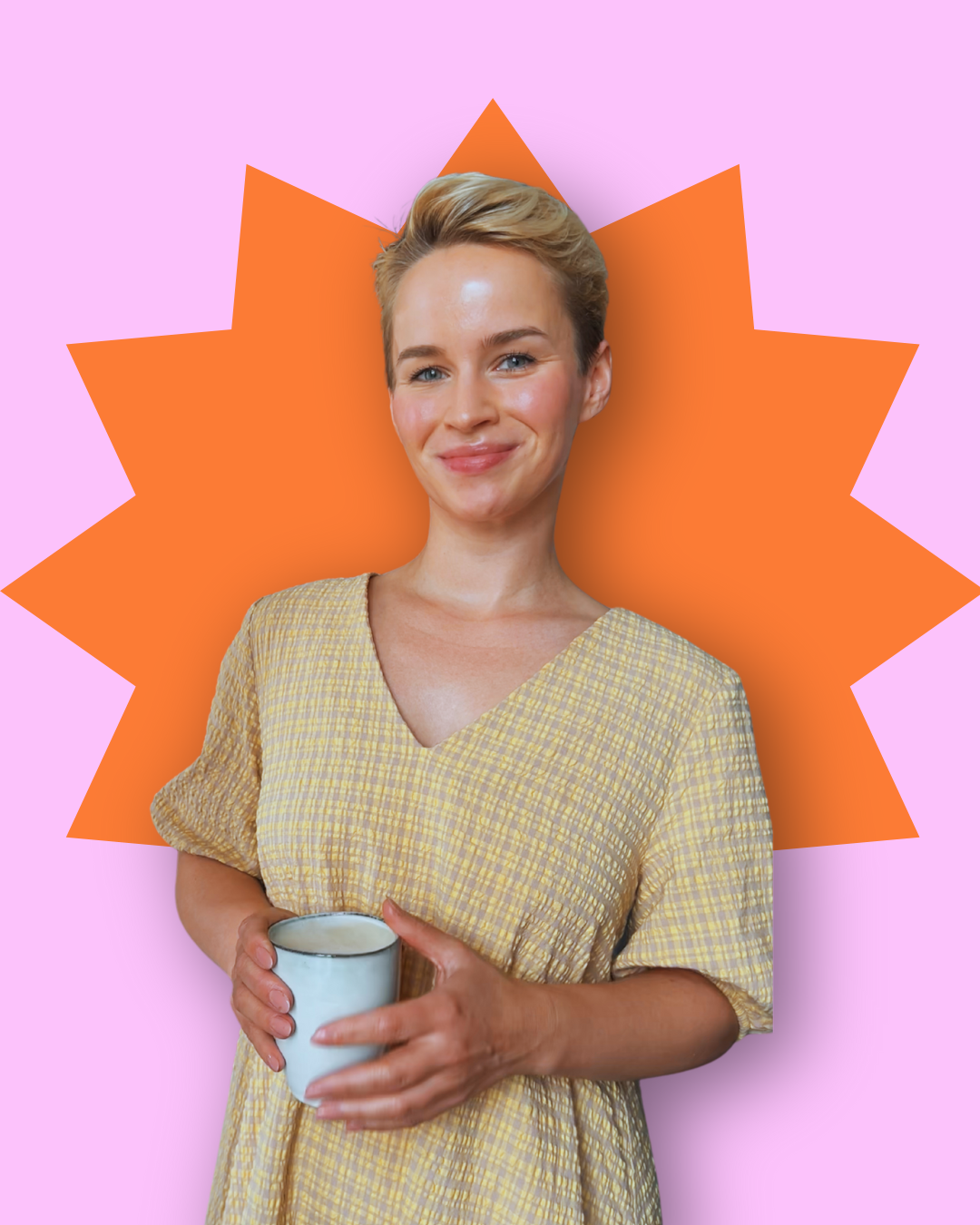 En person med kort hår smiler varmt, mens han holder et krus iført en levende gul kjole. Med et lys orange stjerneskud og en lyserød baggrund fanger scenen essensen af drivkraft - en energisk drift til at kickstarte noget på ny.