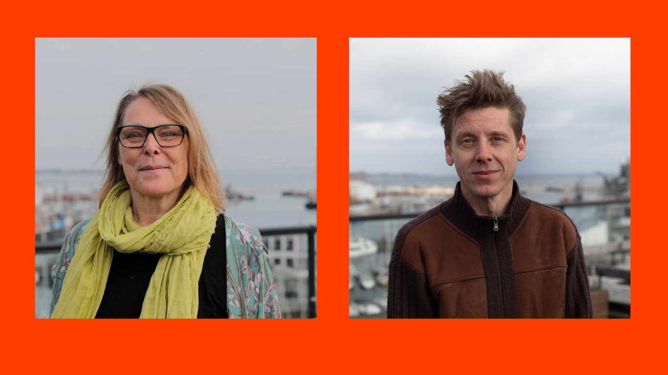 To personer står udendørs i separate portrætter med en havnebaggrund; begge billeder har en orange kant. Personen til venstre bærer briller og et grønt tørklæde, personen til højre har en brun jakke på.