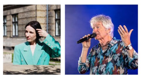 Delt billede: Til venstre står en person i en blågrøn frakke udendørs og rører ved sit hår; til højre taler en ældre person med gråt hår ind i en mikrofon på scenen.