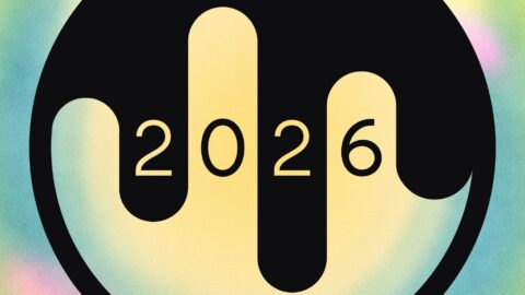 En sort cirkel med et dryppende design indeholder tallet "2026" mod en gul og blå sløret baggrund.