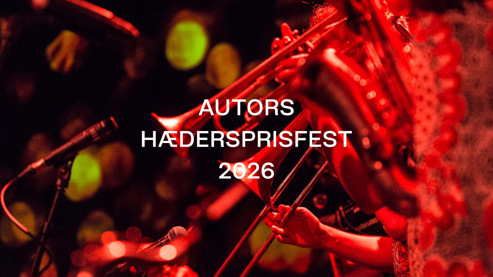 En rødbelyst scene med messinginstrumenter, mikrofoner og slørede lys i baggrunden; der står »AUTORS HÆDERSPRISFEST 2026« i tekstoverlayet.