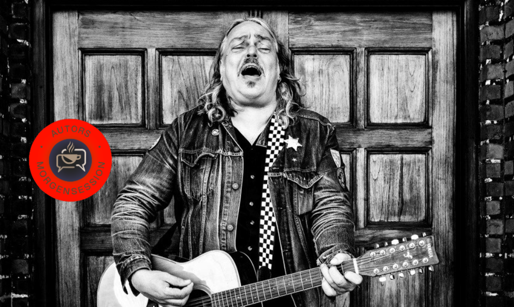 En mand med langt hår, der spiller på en tolvstrenget akustisk guitar med åben mund, ved siden af et rødt, cirkelformet logo med teksten »Autors Morgensession«.